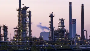 09 May 2022, Brandenburg, Schwedt/Oder: The industrial site of PCK-Raffinerie GmbH, photographed during the meeting of the Federal Minister of Economics with the workforce of PCK Raffinerie. The refinery, which according to the state government has around 1,200 employees, processes Russian oil from the Druzhba pipeline, which ends in Schwedt/Oder. Photo: Monika Skolimowska/dpa Photo: Monika Skolimowska/DPA