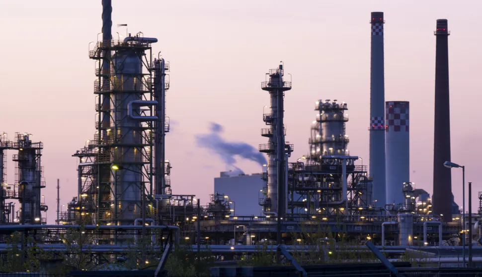 09 May 2022, Brandenburg, Schwedt/Oder: The industrial site of PCK-Raffinerie GmbH, photographed during the meeting of the Federal Minister of Economics with the workforce of PCK Raffinerie. The refinery, which according to the state government has around 1,200 employees, processes Russian oil from the Druzhba pipeline, which ends in Schwedt/Oder. Photo: Monika Skolimowska/dpa Photo: Monika Skolimowska/DPA