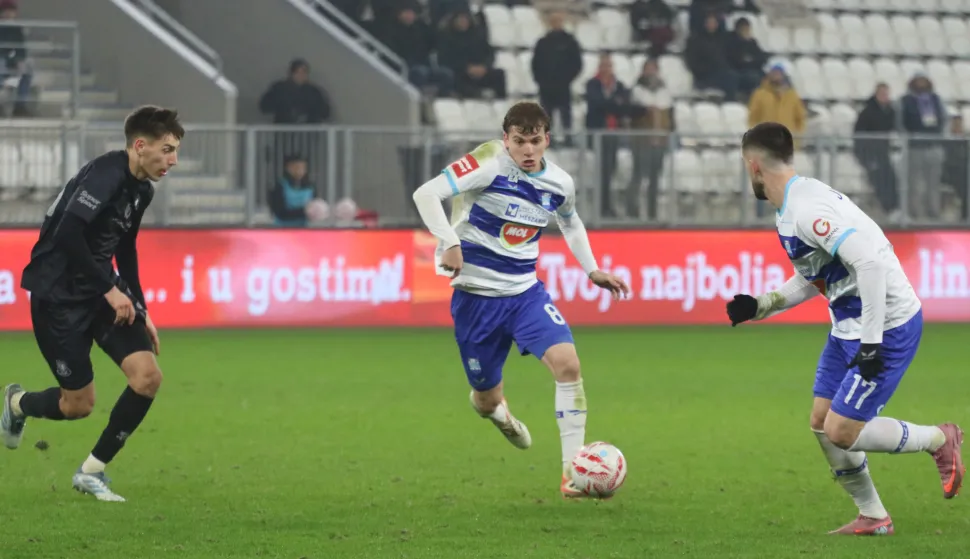 Osijek, 13. 12. 2025, Opus Arena, nogomet, Osijek - Gorica, SuperSport HNL 25/26. &Scaron;imun Mikolćić (8) i Arnel Jakupović (17).snimo GOJKO MITIĆ