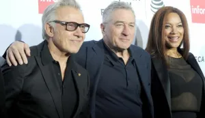 epa05271386 US actors Harvey Keitel (L) and Robert De Niro (C), and De Niro's wife, Grace Hightower, arrive for the 40th anniversary screening of 'Taxi Driver' as part of the Tribeca Film Festival at the Beacon Theater in New York, New York, USA, 21 April 2016. EPA/STRINGER------MOZAIK, 3 stupca
