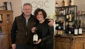 ZMAJEVAC/ŽMINJDa se baranjska vina i istarski sirevi itekako dobro mogu sljubiti uvjerili su se&nbsp;gosti vinskog bara &Scaron;injorina u istarskom Žminju.veljača 2026.