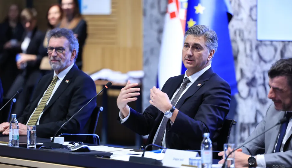 26.2.2026., Nacionalna i sveucilisna knjiznica, Zagreb - Predsjednik Vlade Andrej Plenkovic sudjelovao je na svecanoj dodjeli ugovora "Izgradnja, rekonstrukcija i opremanje osnovnih skola za potreba jednosmjenskog rada i cjelodnevne skole.. Radovan Fuchs, Andrej Plenkovic, Dragan Jelic Photo: Marko Prpic/PIXSELL