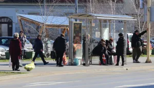 Osijek, 25. 02. 2026, Autobusno stajali&scaron;te and Gajevom trgu. Građani čekaju autobus. Slobodnjak, ilustracija.snimio GOJKO MITIĆ
