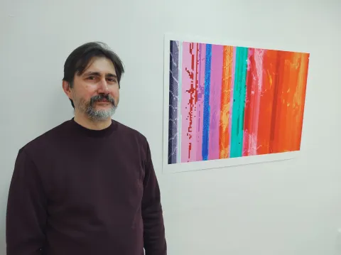 U Galeriji Knifer u Osijeku u četvrtak je otvorena izložba vizualnog osječkog umjetnika Marka Pa&scaron;alića pod nazivom "unutarnje ti&scaron;ine" Na slici vizualni umjetnik Marko Pa&scaron;alić