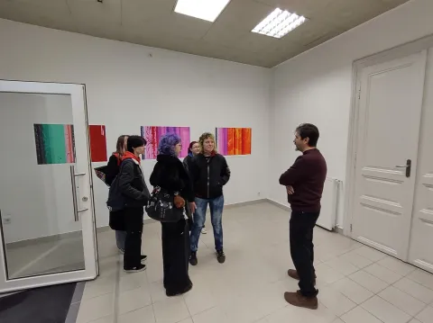 U Galeriji Knifer u Osijeku u četvrtak je otvorena izložba vizualnog osječkog umjetnika Marka Pa&scaron;alića pod nazivom "unutarnje ti&scaron;ine" 