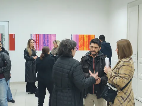 U Galeriji Knifer u Osijeku u četvrtak je otvorena izložba vizualnog osječkog umjetnika Marka Pa&scaron;alića pod nazivom "unutarnje ti&scaron;ine" 