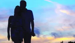 Zagreb, 04.09.2013 - Hrvati su najaktivniji ljubavnici na svijetu s prosječno 11 partnerica, a na začelju su Indijci s prosječno tri partnerice, prenijeli su u srijedu mediji pozivajući se na istraivanje indijskog izdanja časopisa Men's Health. Arhivska fotografija, ilustracija od 29.06.2007. godine prikazuje dvoje zaljubljenih u sumrak.foto FaH/ Damir SENČAR /ds