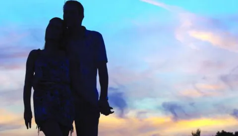 Zagreb, 04.09.2013 - Hrvati su najaktivniji ljubavnici na svijetu s prosječno 11 partnerica, a na začelju su Indijci s prosječno tri partnerice, prenijeli su u srijedu mediji pozivajući se na istraivanje indijskog izdanja časopisa Men's Health. Arhivska fotografija, ilustracija od 29.06.2007. godine prikazuje dvoje zaljubljenih u sumrak.foto FaH/ Damir SENČAR /ds