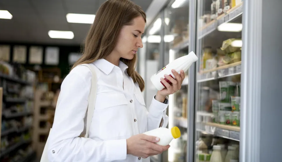  woman reading label in shop trgovina namirnice nabavka ilustracija freepik