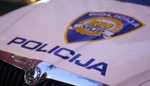 Zagreb, 02.05.2012 - (Ilustracija) Arhivska fotografija od dana 12.10.2011. godine prikazuje policijski automobil. Љestogodiљnji djeиak poginuo je pri prevrtanju traktora koji je makadamskim putem kod Marije Gorice vozio njegov djed, doznaje se u zagrebaиkoj policiji. foto FaH/ Damir SENИAR/ ds