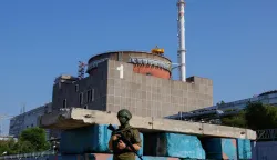 FILE PHOTO: A Russian service member stands guard at a checkpoint near the Zaporizhzhia Nuclear Power Plant before the arrival of the International Atomic Energy Agency (IAEA) expert mission in the course of Russia-Ukraine conflict outside Enerhodar in the Zaporizhzhia region, Russian-controlled Ukraine, June 15, 2023. REUTERS/Alexander Ermochenko/File Photo Photo: Alexander Ermochenko/REUTERS