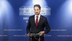 Zagreb, 27.02.2026. - Saborski zastupnik Kluba Mosta Marin Miletić održao je konferenciju za medije na temu "Hrvatska mora &scaron;tititi svoje građane u procesu nezakonitih kamata".Na fotografiji Marin Miletić.foto HINA/ Edvard &Scaron;U&Scaron;AK