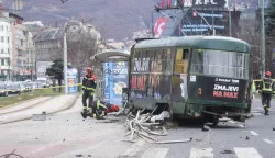 12.02.2026., Sarajevo, Bosna i Hercegovina - Na glavnoj gradskoj prometnici, u ulici Zmaja od Bosne tramvaj je iskocio iz tracnica pri cemu je ostecena i tramvajska stanica. Hitne sluzbe su na terenu, u nesreci je ozlijedjeno nekoliko osoba. Photo: Armin Durgut/PIXSELL