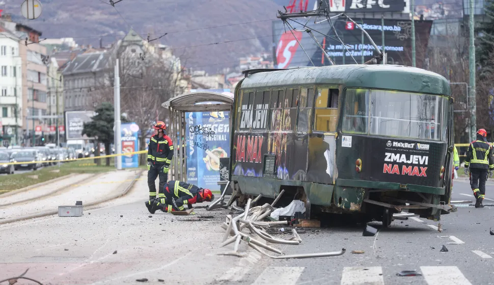 12.02.2026., Sarajevo, Bosna i Hercegovina - Na glavnoj gradskoj prometnici, u ulici Zmaja od Bosne tramvaj je iskocio iz tracnica pri cemu je ostecena i tramvajska stanica. Hitne sluzbe su na terenu, u nesreci je ozlijedjeno nekoliko osoba. Photo: Armin Durgut/PIXSELL