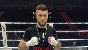 Hrvatski borac Antonio Krajinović je na Glory 98 priredbi u Rotterdamu izborio treću profesionalnu pobjedu. Član osječkog KBK-a Sveti Duh ponovno je pokazao vrhunske vje&scaron;tine, te agresivnim nastupom jednoglasnom odlukom sudaca svladao Marokanca Soufiana El Hammouchija.veljača 2025foto: KBK SVETI DUH