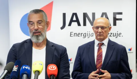 Zagreb, 08.10.2025. - Predsjednik Uprave JANAF-a d.d. mr. sc. Stjepan Adanić i član Uprave Vladislav Veselica dali su izjave za medije na temu licence OFAC-a za transport nafte partneru NIS a.d. te dana&scaron;njih pregovora s predstavnicima MOL Grupe.Na fotografiji Vladislav Veselica, Stjepan Adanić.foto HINA/ Edvard &Scaron;U&Scaron;AK