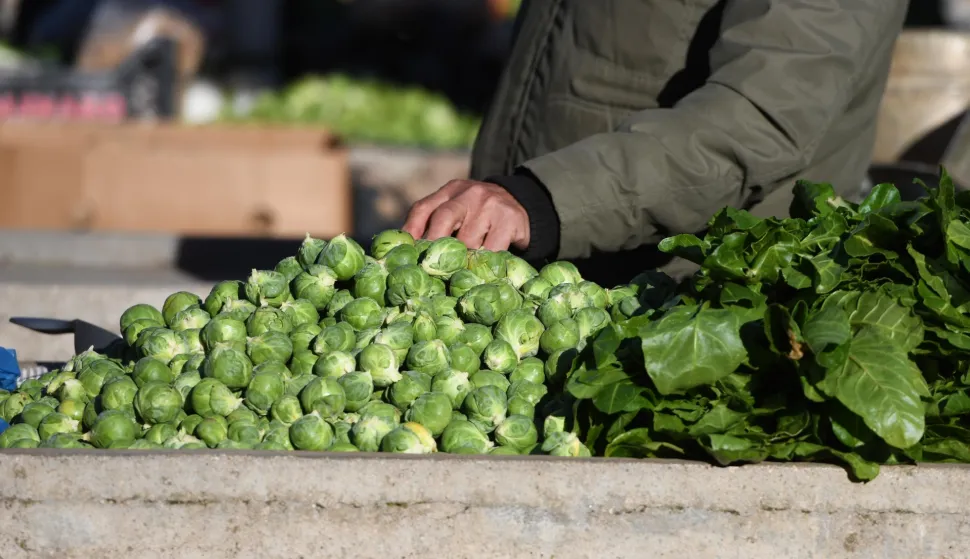 22.02.2022., Sibenik - Jaka bura osiromasila ponudu voca i povrca na sibenskoj gradskoj trznici. Photo: Hrvoje Jelavic/PIXSELL