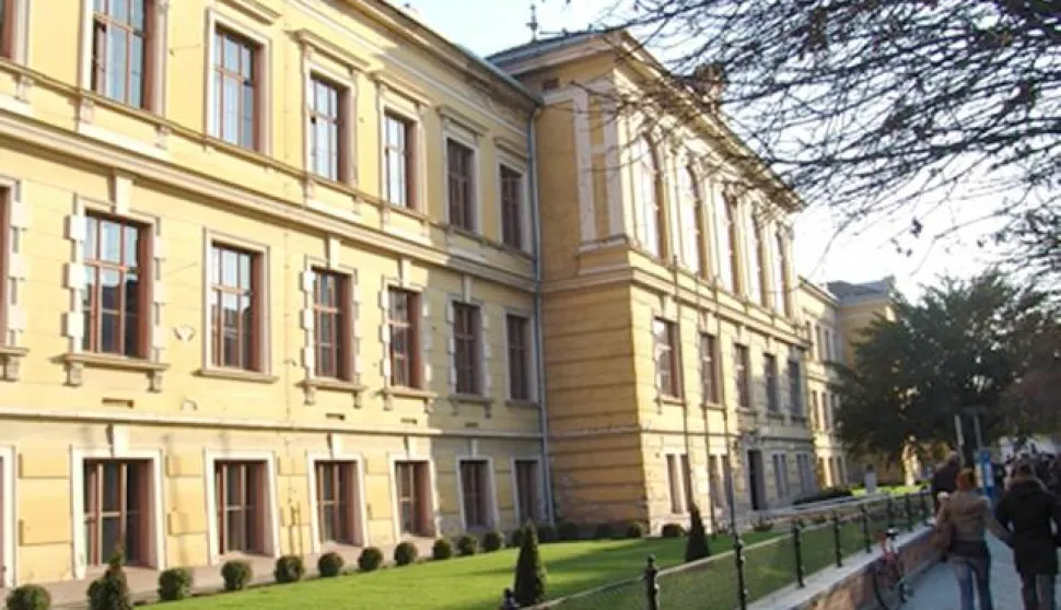 ?Osijek, 5. 7. 2016. - Ilustracija uz tekst da je Filozofski fakultet u Osijeku dobio certifikat za kvalitetu AZVO-a, za 16. broj Sveučilinog glasnika------sveucilisni glasnik, color, 2 stupca