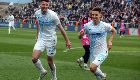 Rijeka,01.03.2026.- U 24. kolu SDuperSport HNL a na Rujevici igraju Rijeka i Lokomotiva. Na fotografiji strijelac gola za Rijeku Oliveira Dantas Tiago Filipe (D) i Ante Mate Jurić.