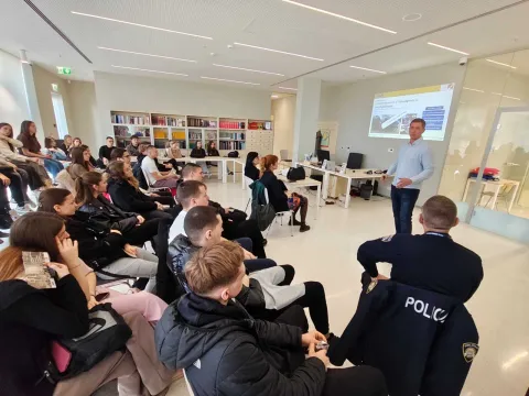 Predavanje maturantima u sklopu projekta "Klik - sigurnosni pojas"