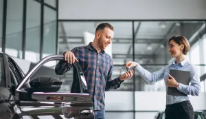 Young handsome man choosing a car in a car showroomprodaja automobila, automobil, vozilo, trži&scaron;te, autosalon, ilustracijafreepik