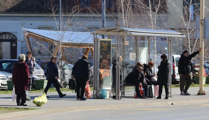 Osijek, 25. 02. 2026, Autobusno stajali&scaron;te and Gajevom trgu. Građani čekaju autobus. Slobodnjak, ilustracija.snimio GOJKO MITIĆ