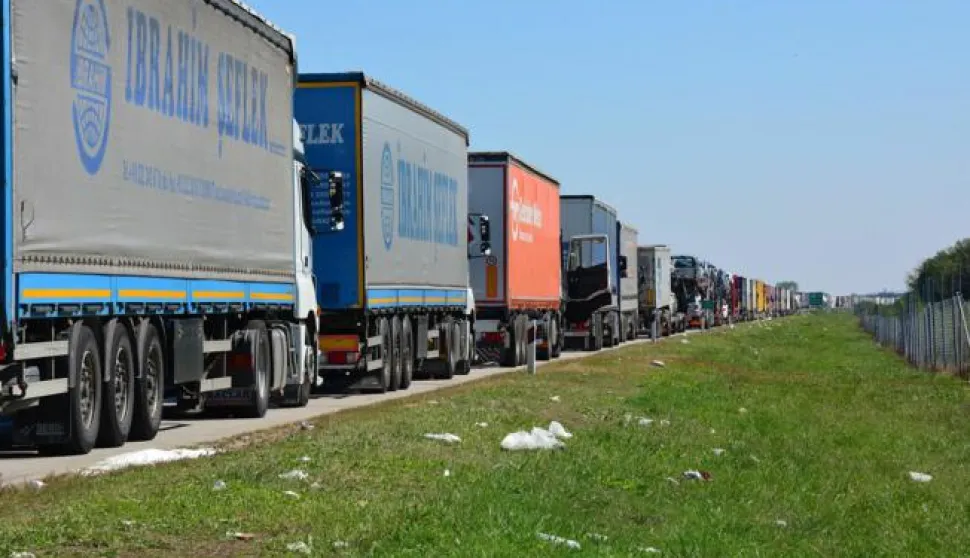 23.09.2015., Bajakovo - Kamionske guzve na granicnom prijelazu Bajakovo iz sata u sat sve su vece. Dio prometa preusmjerava se kod Zupanje prema Brckom (BiH). Vozaci su nervozni, a neki cekaju vec danima. Vozaci tvrde da se u pojedinim kamionima roba pocela kvariti. Photo: Ivica Galovic/PIXSELL------kolor 4x novosti