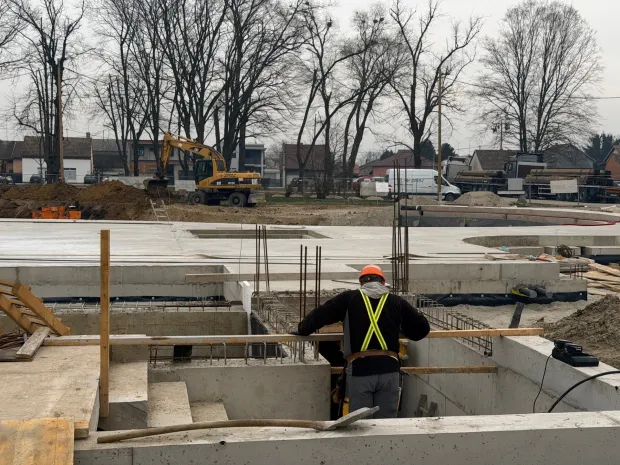 VINKOVCIU vinkovačkom parku Lenije u tijeku su radovi na izgradnji vanjskih bazena, projektu koji ulazi u zavr&scaron;nu fazu provedbe. ožujak 2026.