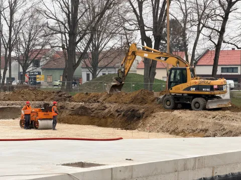 VINKOVCIU vinkovačkom parku Lenije u tijeku su radovi na izgradnji vanjskih bazena, projektu koji ulazi u zavr&scaron;nu fazu provedbe. ožujak 2026.