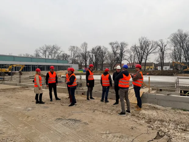 VINKOVCIU vinkovačkom parku Lenije u tijeku su radovi na izgradnji vanjskih bazena, projektu koji ulazi u zavr&scaron;nu fazu provedbe. ožujak 2026.