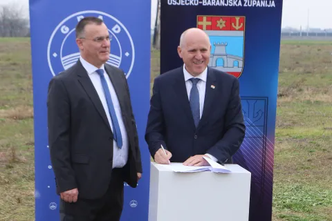 Osijek, 02. 03. 2026, Svečano potpisvanje ugovora o darivanju nekretnine RH u svrhu izgradnje novog KBC-a Osijek. Krunoslav &Scaron;ego, ravnatelj KBC-a Osijek, Ivan Radić - gradonačelnik Osijeka, Nata&scaron;a Trami&scaron;ak, županica OBŽ i Branko Bačić - potpredsjednik Vlade i ministar prostornog uređenja, graditeljstva i državne imovine.snimio GOJKO MITIĆ