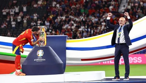 epa11478822 Head coach Luis de la Fuente of Spain (R) and Dani Carvajal of Spain celebrate after winning the UEFA EURO 2024 final soccer match between Spain and England, in Berlin, Germany, 14 July 2024. EPA/FILIP SINGER