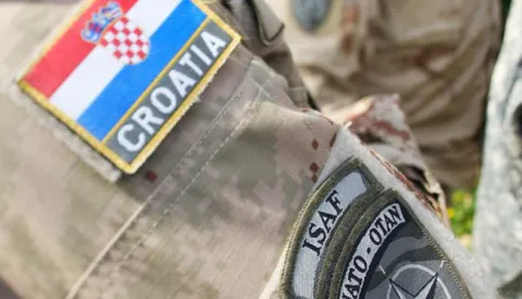 14.04.2009., Zagreb - Ispracaj hrvatskih i americkoh vojnika u zracnoj luci Zagreb u mirovnu misiju ISAF koja se odvija u Afganistanu. Ovo je prvi odlazak kontigenta hrvatske vojske umirovnu misiju od kako je Hrvatska postala punopravna clanica NATO saveza i prvi puta ce u misiji kontigentom zapovjedati hrvastski casnik, bojnik Ivan Galovic.Photo: Zeljko Lukunic/24sata------kolor 1x nvoosti