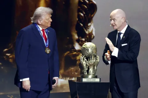 epa12572626 US President Donald Trump (L) receives the FIFA Peace Prize from FIFA President Giovanni Infantino during the FIFA World Cup 2026 Final Draw at the Kennedy Center in Washington DC, USA, 05 December 2025. EPA/WILL OLIVER
