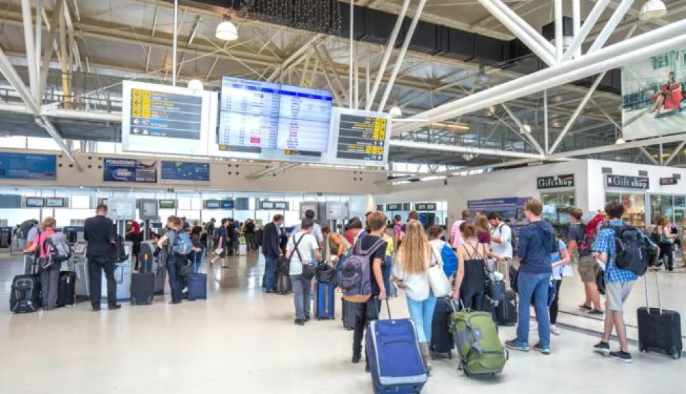 02.10.2015., Cilipi, Konavle - Zracna luka Dubrovnik medju prvima je u cijeloj Europskoj uniji dobila novac iz tzv. Junckerova plana poticanja ulaganja - Europskog fonda za strateske investicije (EFSI) za projekt obnove i nadogradnje aerodroma. Projekt nadogradnje ukupno je vrijedan 250 milijuna eura, od cega ce 32.5 milijuna biti odobreno od EFSI-ja, oko 145 milijuna ce se povuci iz europskih fondova, a oko 75 milijuna eura bi se namaknulo iz sredstava zracne luke. Photo: Grgo Jelavic/PIXSELL------tri stupca novosti