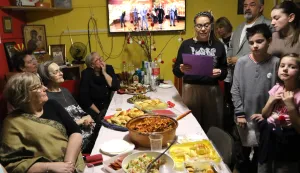 Osijek, 02. 03. 2026, Trpimiorva 1c, Makedonsko kulturno dru&scaron;tvo. Martinke, slavi se svakog 1. ožujka u čast "Bake Marte" i dolaska proljeća. Tom prigodom izrađuju se ukrasi od cveno bijele vune, lutke, Martinke. Proslava prvog dana proljeća. Makedonska kuharica i prosalva 8 ožuka, Dana žena....snimio GOJKO MITIĆ