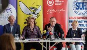 Zagreb, 03.03.2026. - Tri sindikalne sredi&scaron;njice - Savez samostalnih sindikata Hrvatske (SSSH), Nezavisni hrvatski sindikati (NHS) i Matica hrvatskih sindikata (MHS) te Sindikat umirovljenika Hrvatske (SUH) na konferenciji za novinare će najavili su prosvjed "Hrvatska zajedno za veće plaće i mirovine".&nbsp;Na fotografiji Dražen Jović, Sanja &Scaron;prem, Mladen Novosel, Vi&scaron;nja Stani&scaron;ić.foto HINA/ Edvard &Scaron;U&Scaron;AK