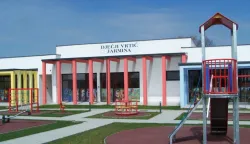 JARMINANačelnik Općine Jarmina Mario Matić i državni tajnik u Ministarstvu prostornog uređenja, graditeljstva i državne imovine Dario Ti&scaron;ov održali su u Jarmini radni sastanak. Najvažnija tema bila je međuresorna suradnja oko izgradnje vi&scaron;estambenih jedinica, poglavito za mlade obiteljiožujak 2026.vrtić će pro&scaron;iriti