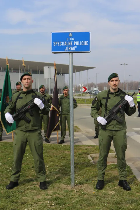 Osijek, 03. 03. 2026, Kod Opus Arene, Svečanost otkrivanja ploče s natpisom Ulica specijalne poliicije "Orao". Ivan Radić, Dragan Vulin, Ilija Vidić, predsjednik Udruge Specijalne jendinice policije "Orao", i Ladislav Bece, načelnik PU OBŽsnimio GOJKO MITIĆ