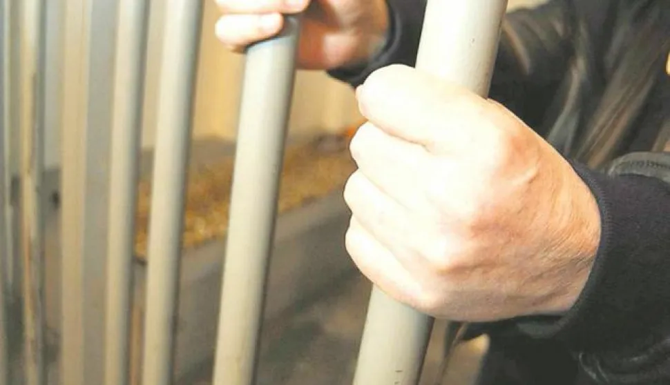 RIJEKA,15.03.2011.NOVI LIST PLUSDRUGA POLICIJSKA POSTAJA ZAMET TEMA ALKOHOL U PROMETUNA FOTO PROSTORIJA ZA ZADRAVANJE, ZATVOR, ČELIJA, REETKE, PRITVOR...SNIMIO SERGEJ DRECHSLER