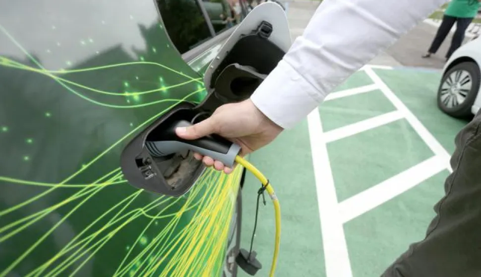 snimio Davor KIBEL,Osijek, 26.08.2015. etalite K. epera 1, upravna zgrada Elektroslavonije, Putanje u rad ELEN punionica za električna vozila 