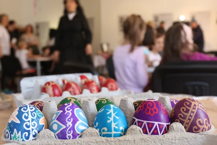 OSIJEK, 30. 03. 2019, TRG SVETOG TROJSTVA, MUZEJ SLAVONIJE, MSO. RADIONICA; "ARANJE JAJA VOSKOM U TINTOBLAJU". ARANJE, JAJA, VOSAK, TINTOBLAJ.snimio GOJKO MITIĆ