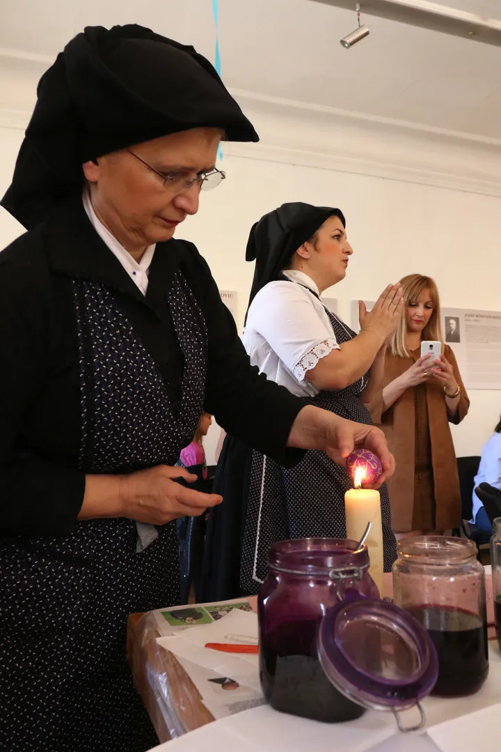 OSIJEK, 30. 03. 2019, TRG SVETOG TROJSTVA, MUZEJ SLAVONIJE, MSO. RADIONICA; "ARANJE JAJA VOSKOM U TINTOBLAJU". ARANJE, JAJA, VOSAK, TINTOBLAJ.snimio GOJKO MITIĆ