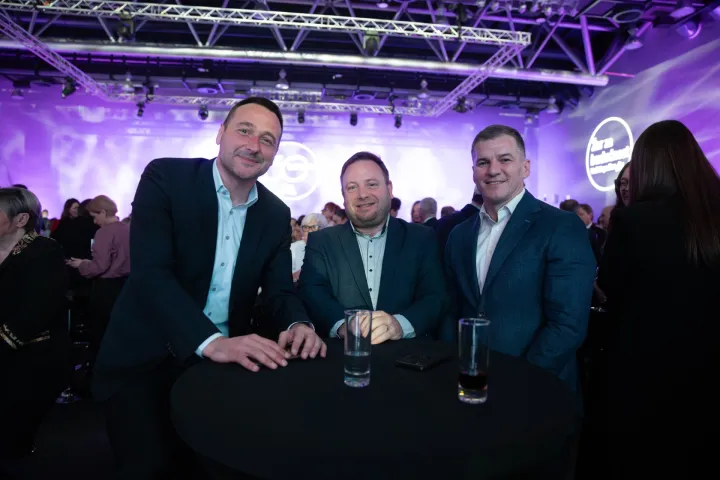 Povodom 30 godina poslovanja u Hrvatskoj dm je pokrenuo inicijativu "Žar za budućnost" Bruno &Scaron;imle&scaron;a, Dan &Scaron;picer i Miroslav Mandić