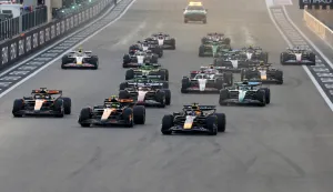 epa12576738 Red Bull Racing driver Max Verstappen of Netherlands (botom R) leads the pack into turn 1 at from the start of in the Formula One Abu Dhabi Grand Prix at the Yas Marina Circuit racetrack in Abu Dhabi, United Arab Emirates, 07 December 2025. EPA/ALI HAIDER