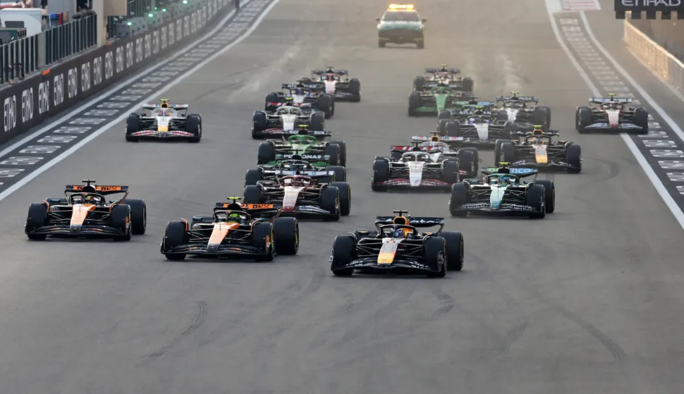epa12576738 Red Bull Racing driver Max Verstappen of Netherlands (botom R) leads the pack into turn 1 at from the start of in the Formula One Abu Dhabi Grand Prix at the Yas Marina Circuit racetrack in Abu Dhabi, United Arab Emirates, 07 December 2025. EPA/ALI HAIDER
