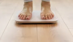 Person with eating disorder having weight problems debljina težina vaga vaganje ilustracijafreepik