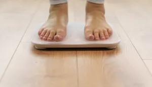 Person with eating disorder having weight problems debljina težina vaga vaganje ilustracijafreepik