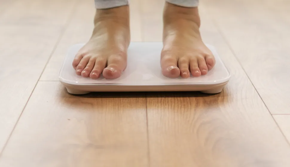 Person with eating disorder having weight problems debljina težina vaga vaganje ilustracijafreepik