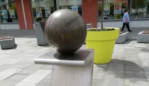 Spomenik prvoj nogometnoj lopti u Županjisnimila Marija Le&scaron;ić Omerović